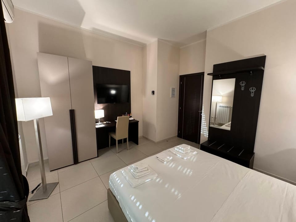 Bed, Photo of the whole room, Bedroom, wardrobe
