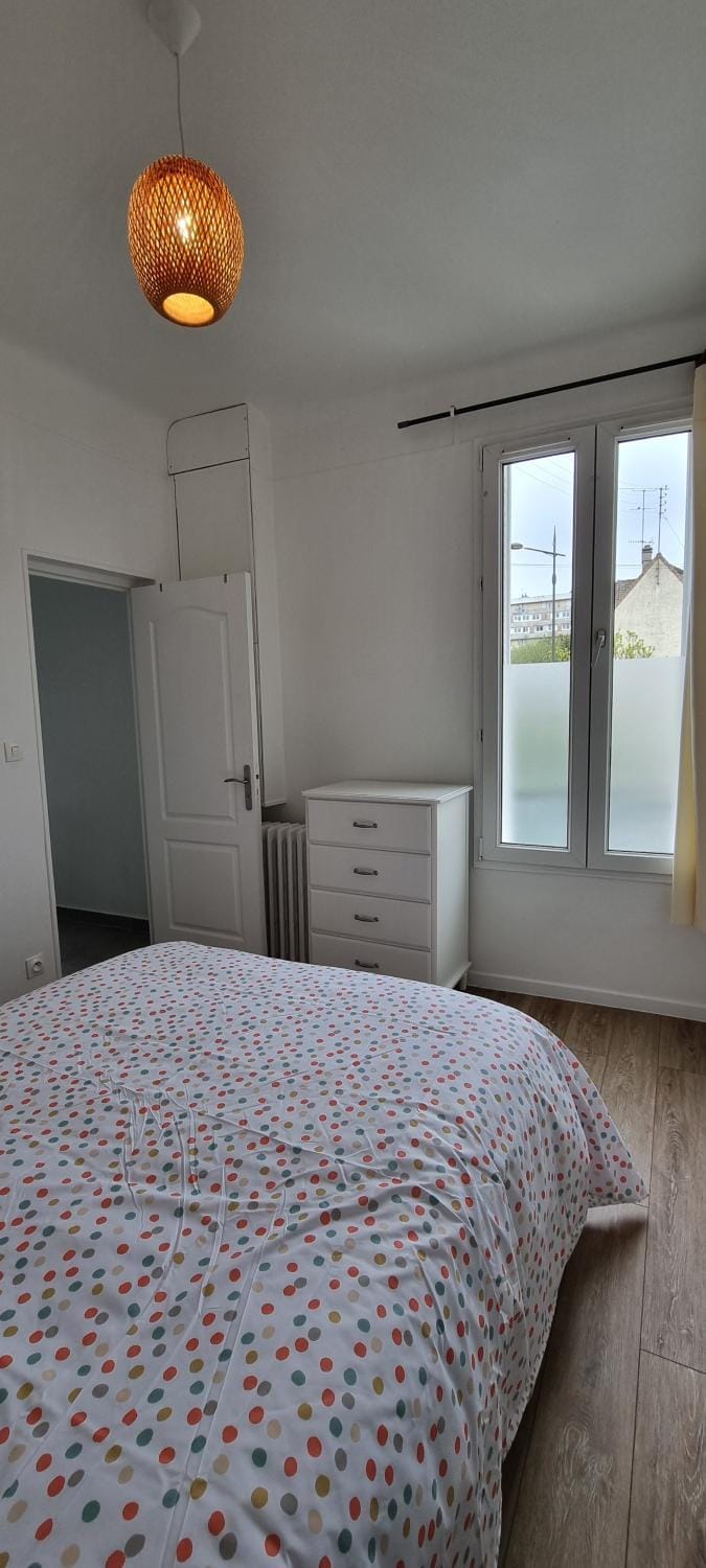 Bed, Photo of the whole room, Bedroom, heating