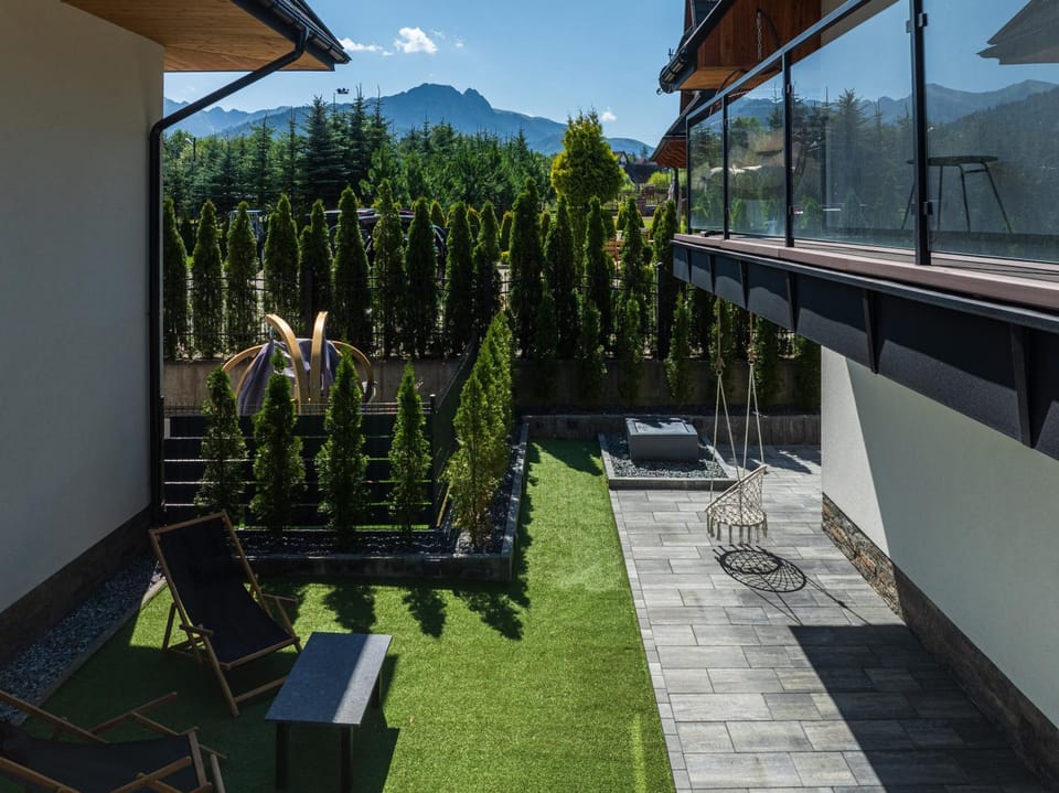 Property building, Spring, Day, Natural landscape, Garden, Garden view, Mountain view
