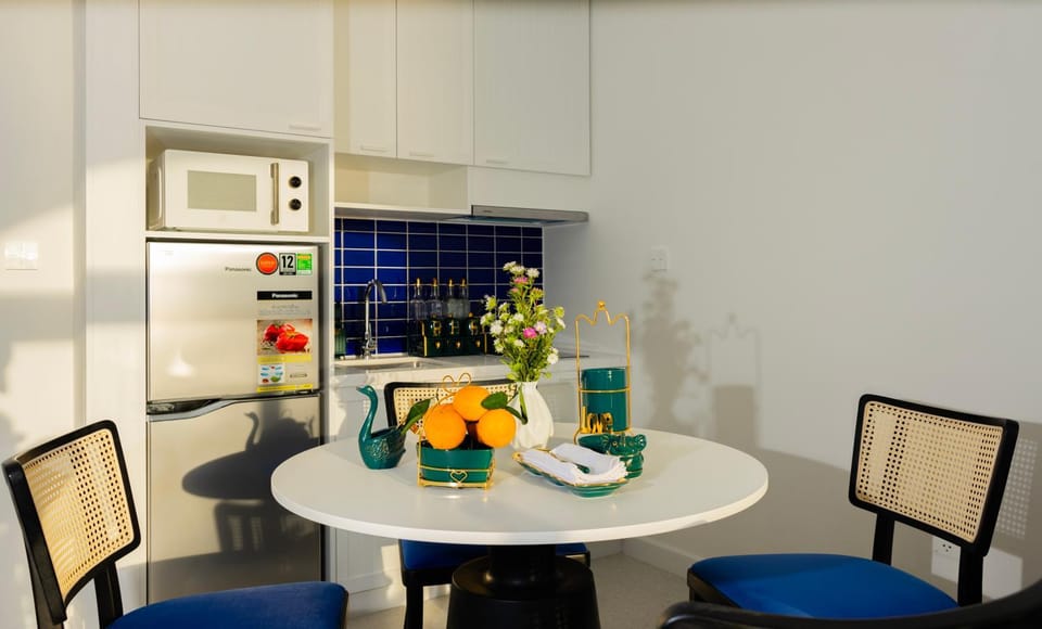 Kitchen or kitchenette, Living room, Seating area, Dining area