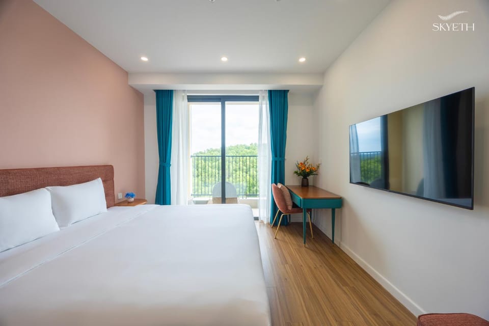 Communal lounge/ TV room, Bed, Photo of the whole room, Bedroom