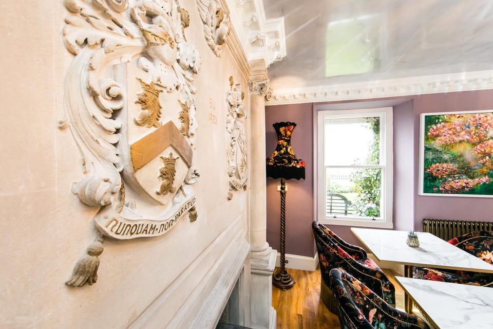 Restaurant/places to eat, Lounge or bar