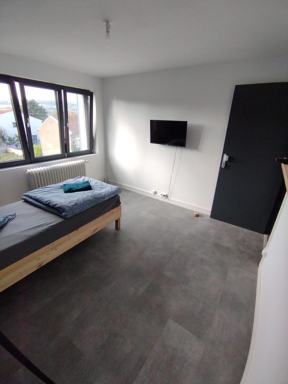 Bed, TV and multimedia, Photo of the whole room, Bedroom