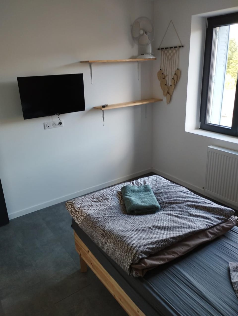 Bed, TV and multimedia, Photo of the whole room, Bedroom
