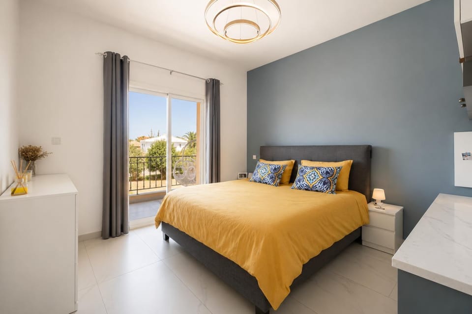 Bed, Balcony/Terrace, Photo of the whole room, Bedroom