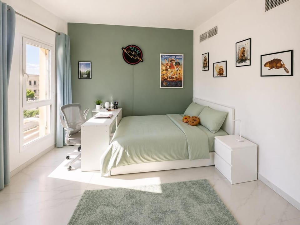 Bed, Photo of the whole room, Seating area, Bedroom