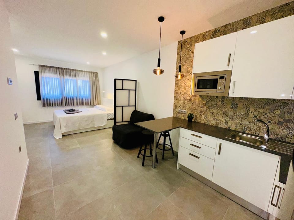 Bed, Kitchen or kitchenette, Photo of the whole room, Dining area, Bedroom