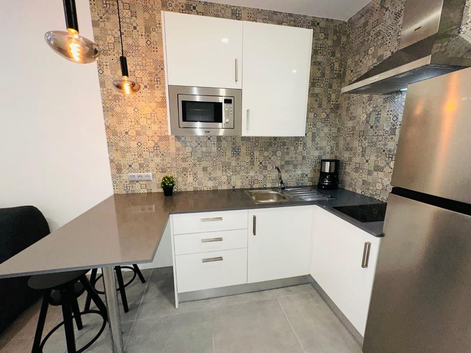 Kitchen or kitchenette, Dining area, stove