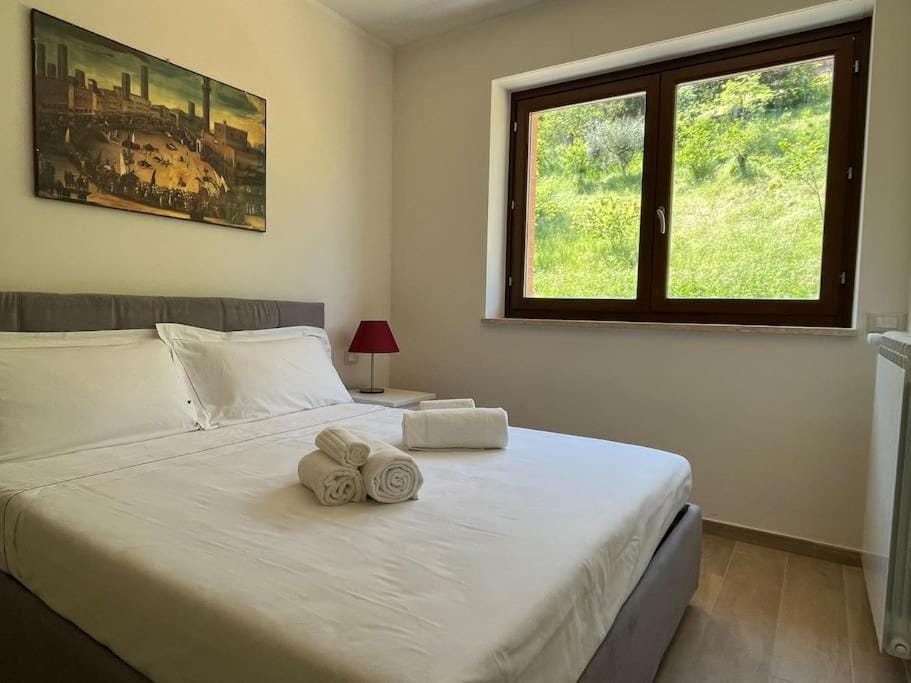 Bed, Photo of the whole room, Bedroom, towels