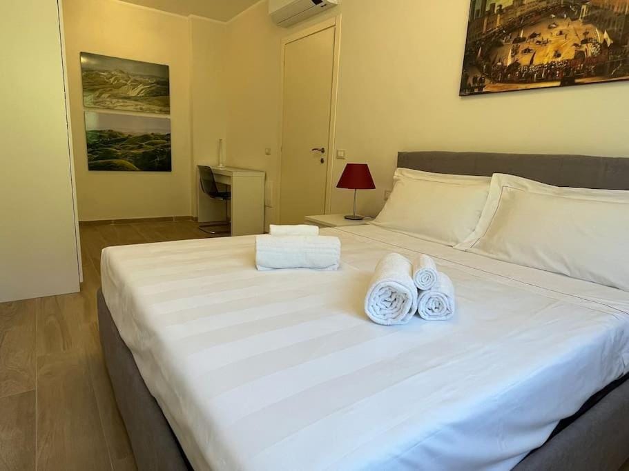 Bed, Photo of the whole room, Bedroom, towels, air conditioner