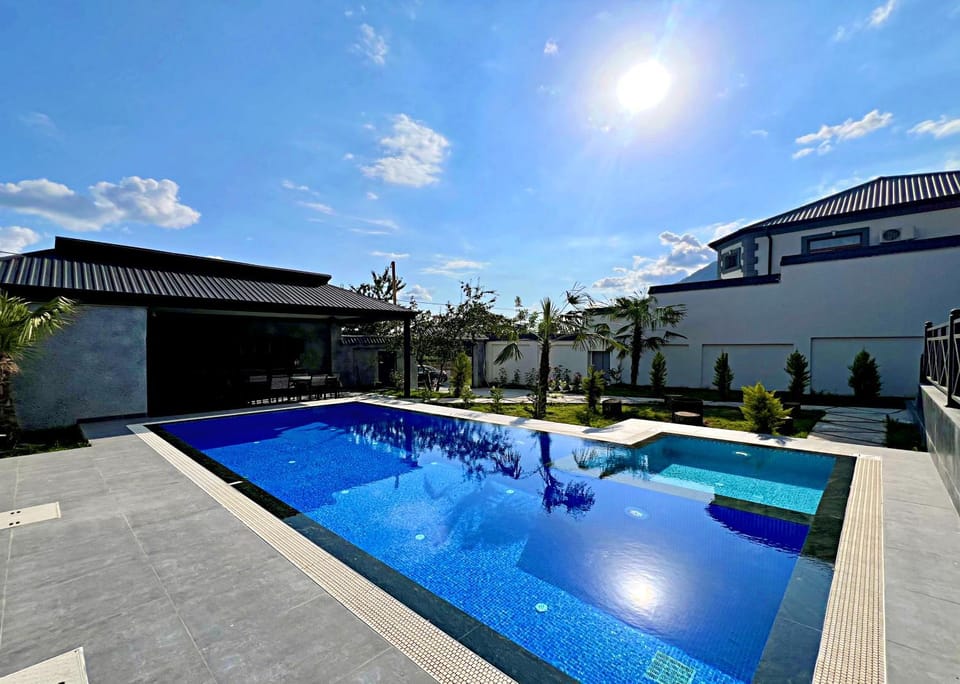 Property building, Day, Pool view, Swimming pool, sunbed