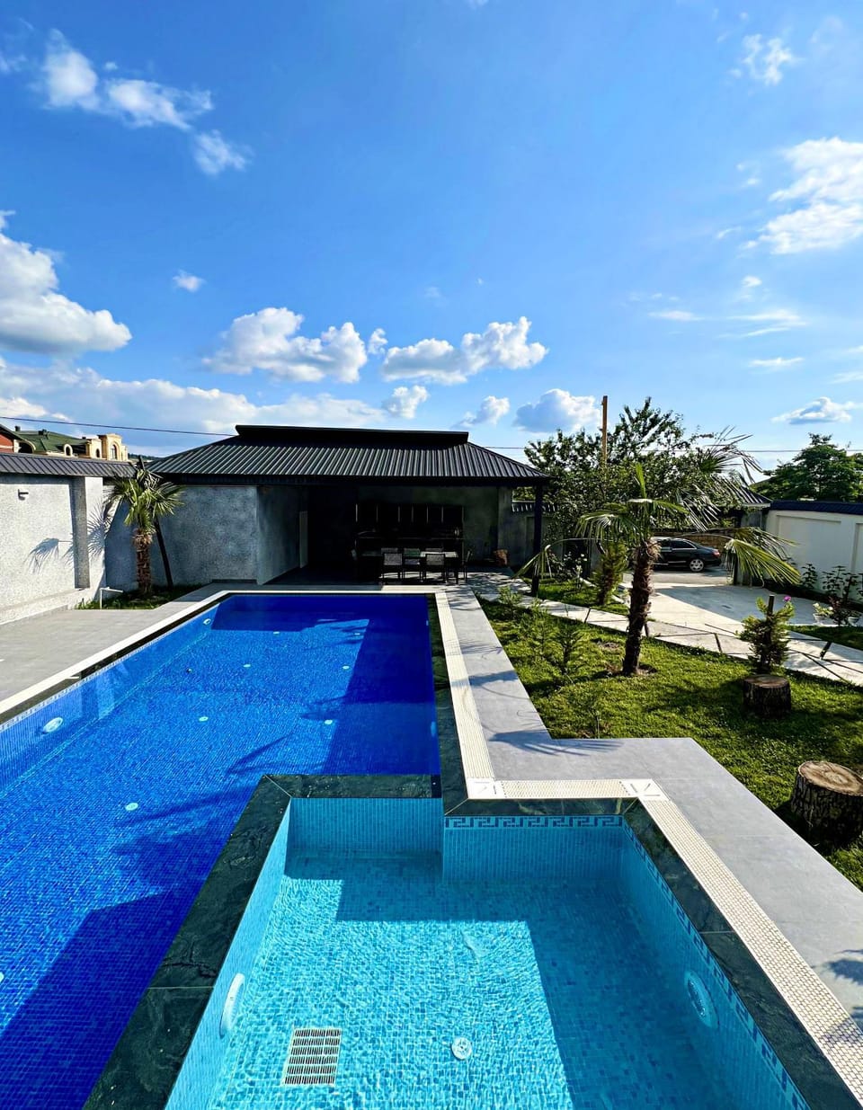 Property building, Day, Pool view, Swimming pool
