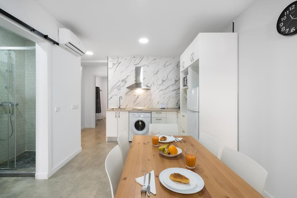 Shower, Bathroom, Kitchen or kitchenette, Dining area, stove, washing machine, air conditioner