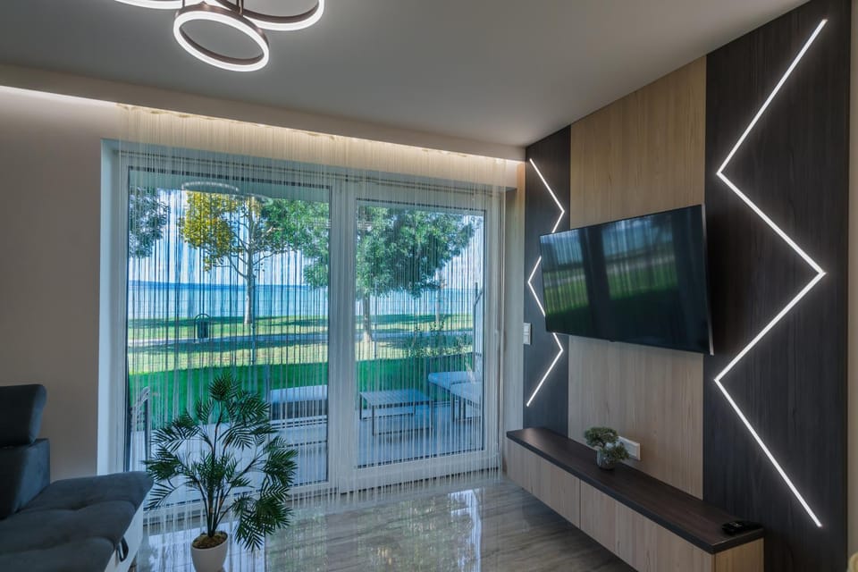 Natural landscape, TV and multimedia, Living room