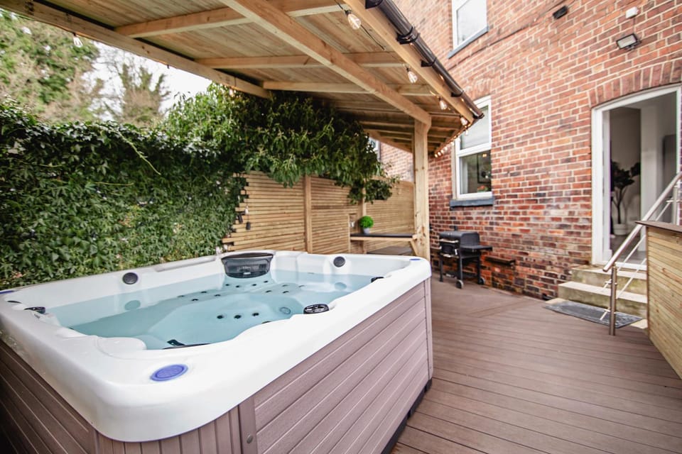 Patio, Hot Tub, Balcony/Terrace