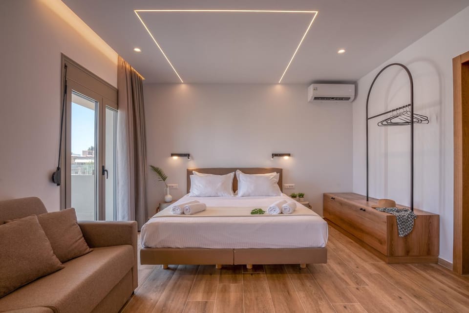 Bed, Living room, Photo of the whole room, Seating area, Bedroom, towels