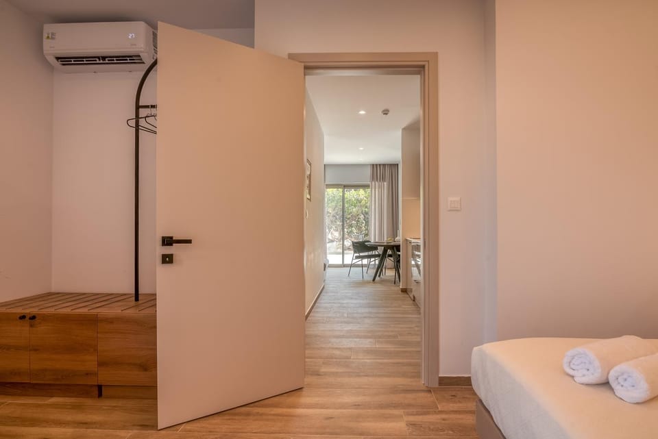 Bed, Photo of the whole room, Bedroom, wardrobe, air conditioner