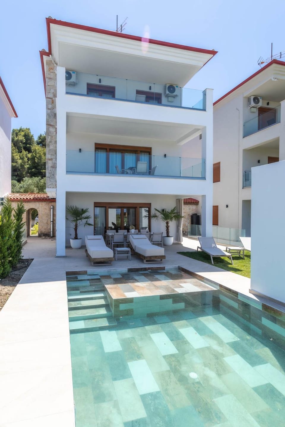 Property building, Balcony/Terrace, Swimming pool