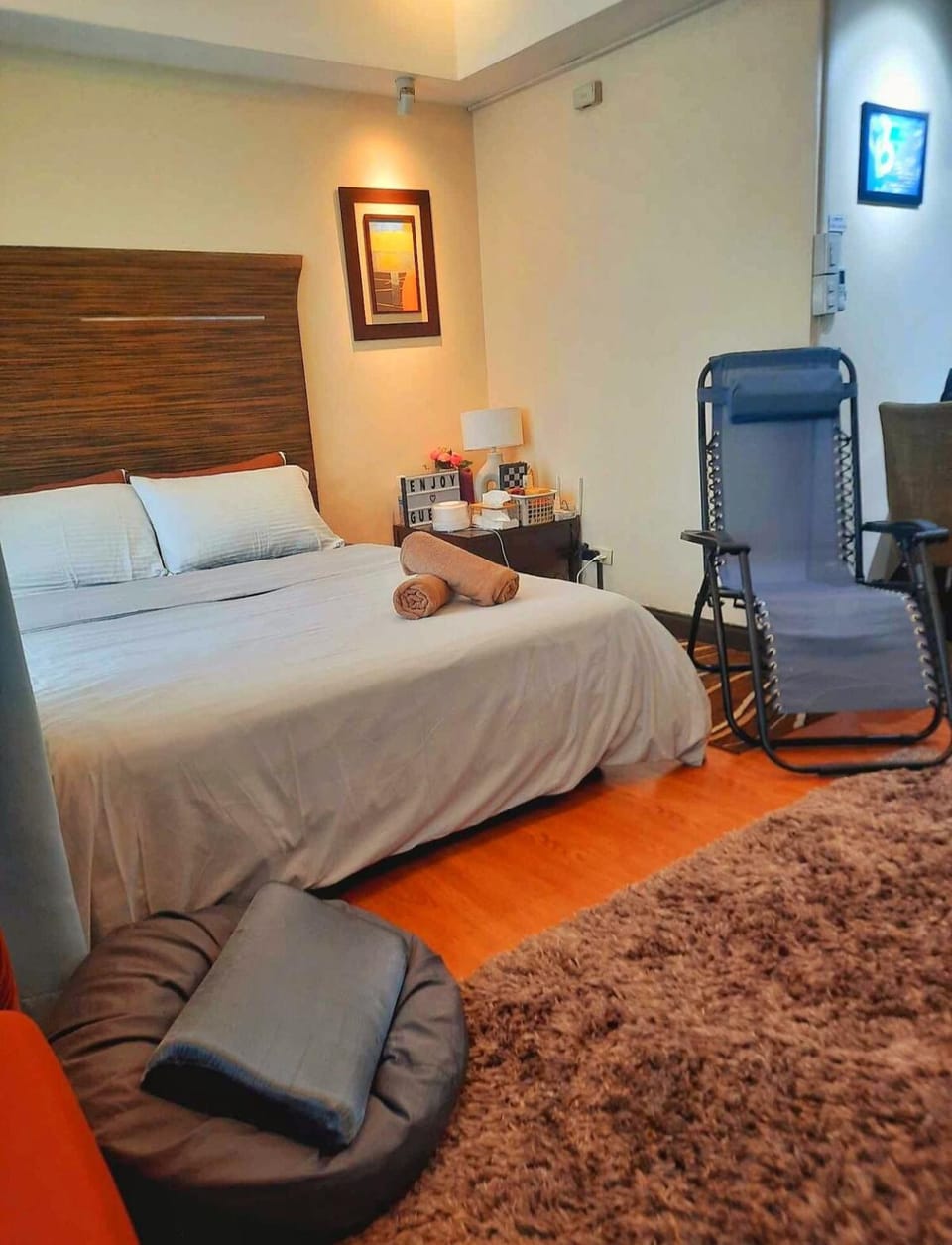 Cozy Private Hotel Suite with Bath Tub and Free Pool Access Bed and Breakfast in Mandaluyong