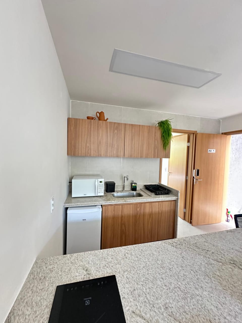 Kitchen or kitchenette, minibar, stove