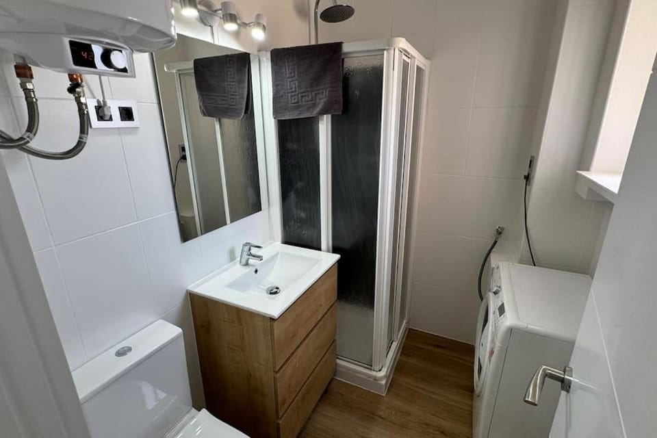 Shower, Toilet, Bathroom, towels, washing machine