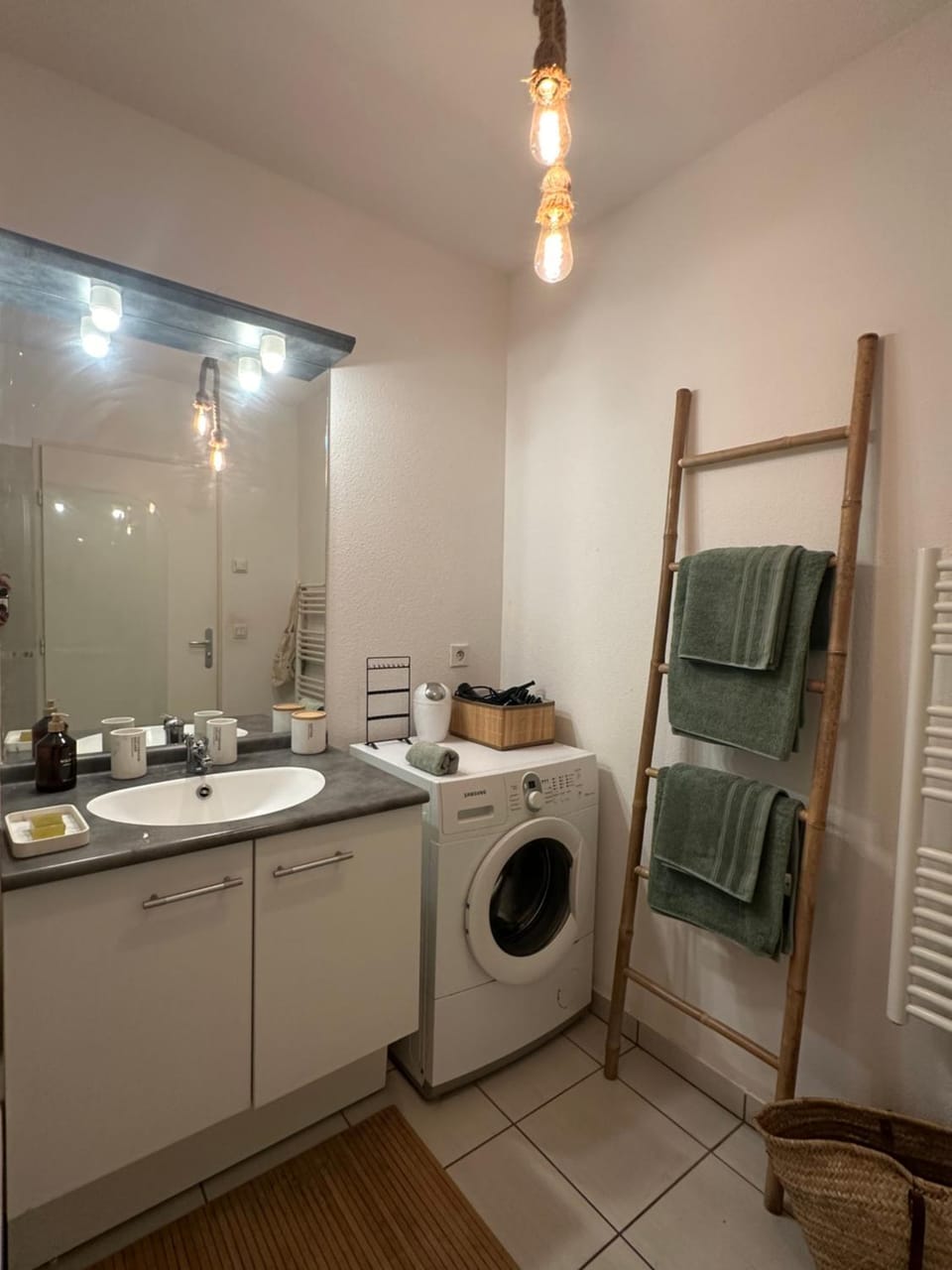 Shower, Bathroom, towels, washing machine