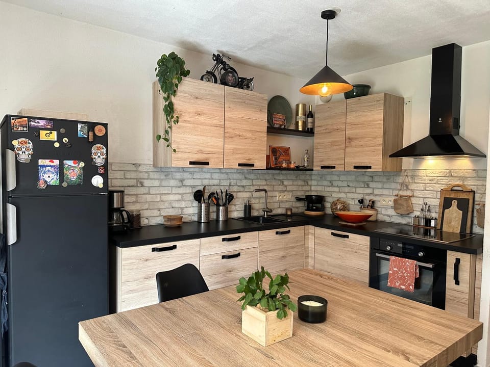 Kitchen or kitchenette, Dining area, oven