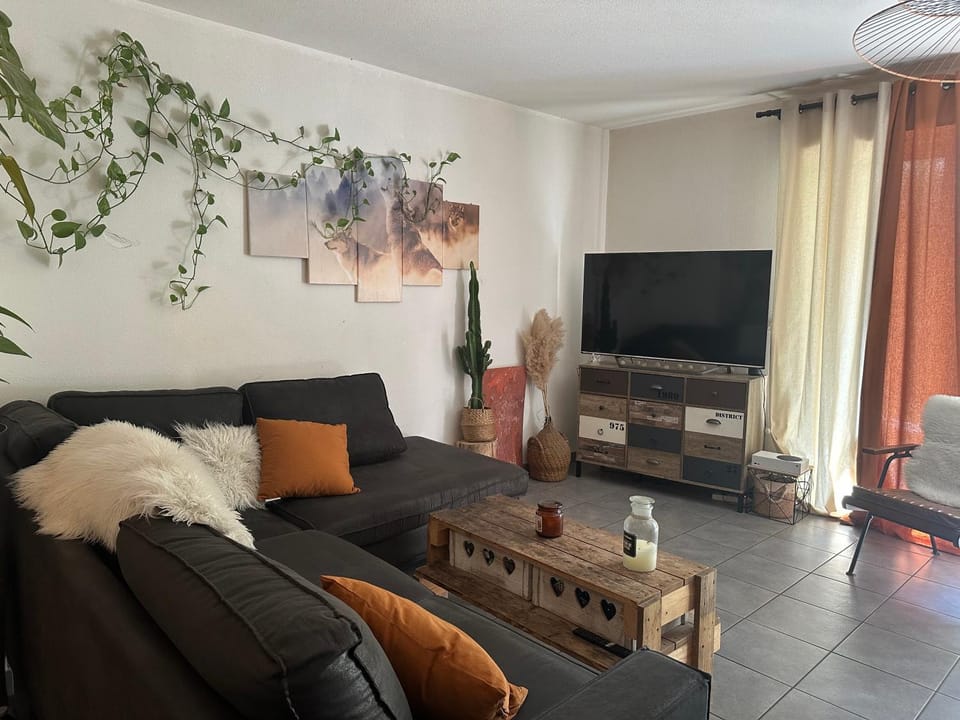 Communal lounge/ TV room, TV and multimedia, Living room, Seating area