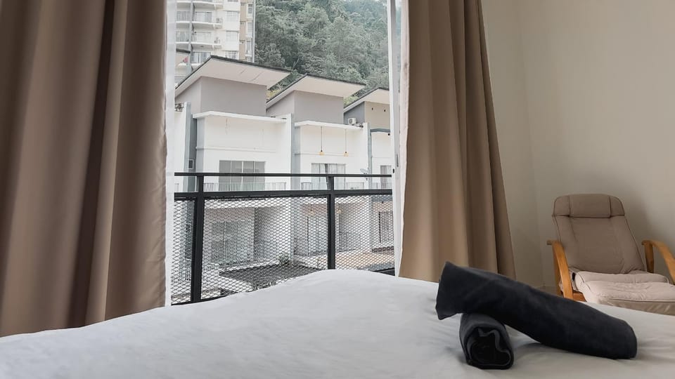 Big Terrace House for 14 Guests with Free WiFi and Netflix near Taiping Lake Garden Zoo Apartment in Perak
