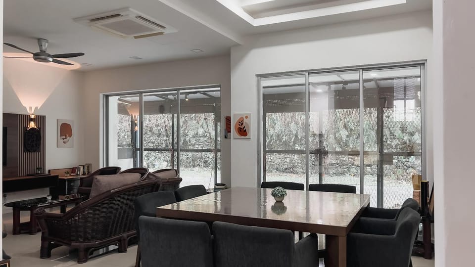 Big Terrace House for 14 Guests with Free WiFi and Netflix near Taiping Lake Garden Zoo Apartment in Perak