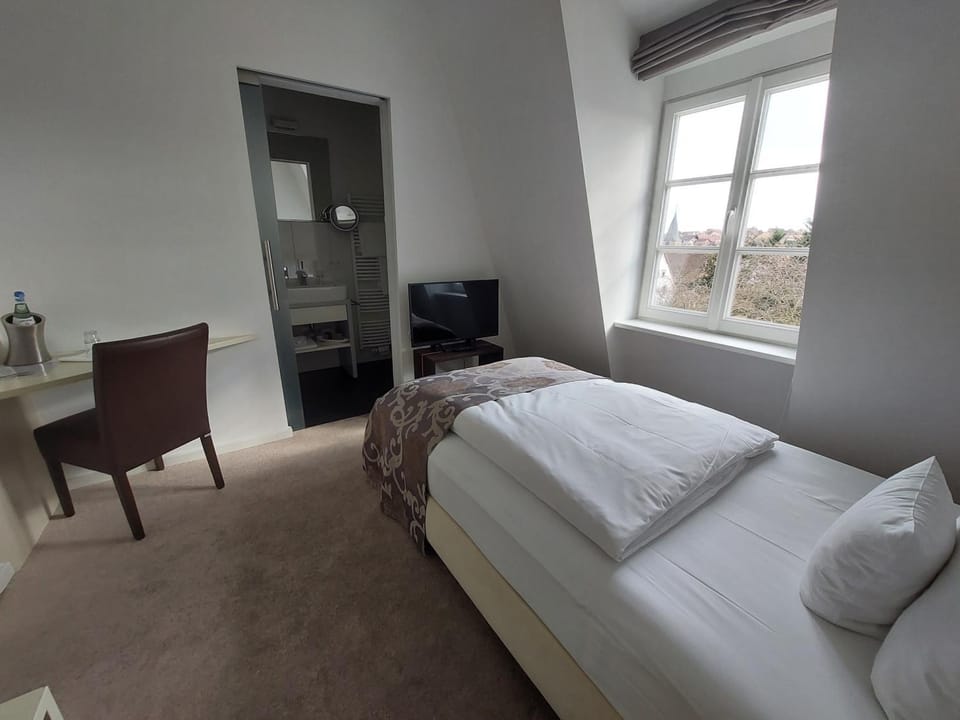 Bed, TV and multimedia, Photo of the whole room, Seating area