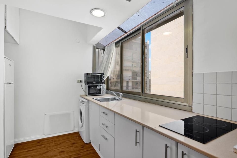 ART style apt steps from Hilton beach Tel Aviv Apartment in Tel Aviv-Yafo