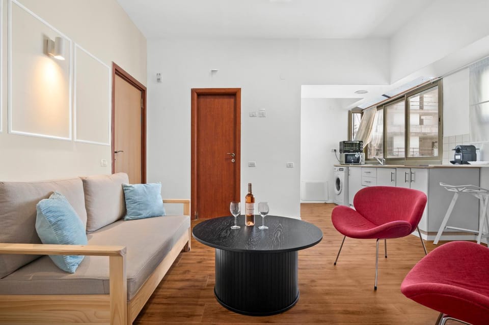 ART style apt steps from Hilton beach Tel Aviv Apartment in Tel Aviv-Yafo