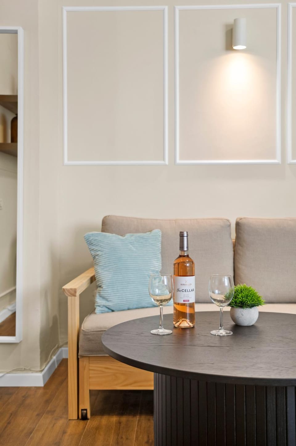 ART style apt steps from Hilton beach Tel Aviv Apartment in Tel Aviv-Yafo