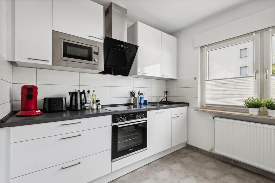 Coffee/tea facilities, Kitchen or kitchenette, dishwasher, oven, stove, toaster