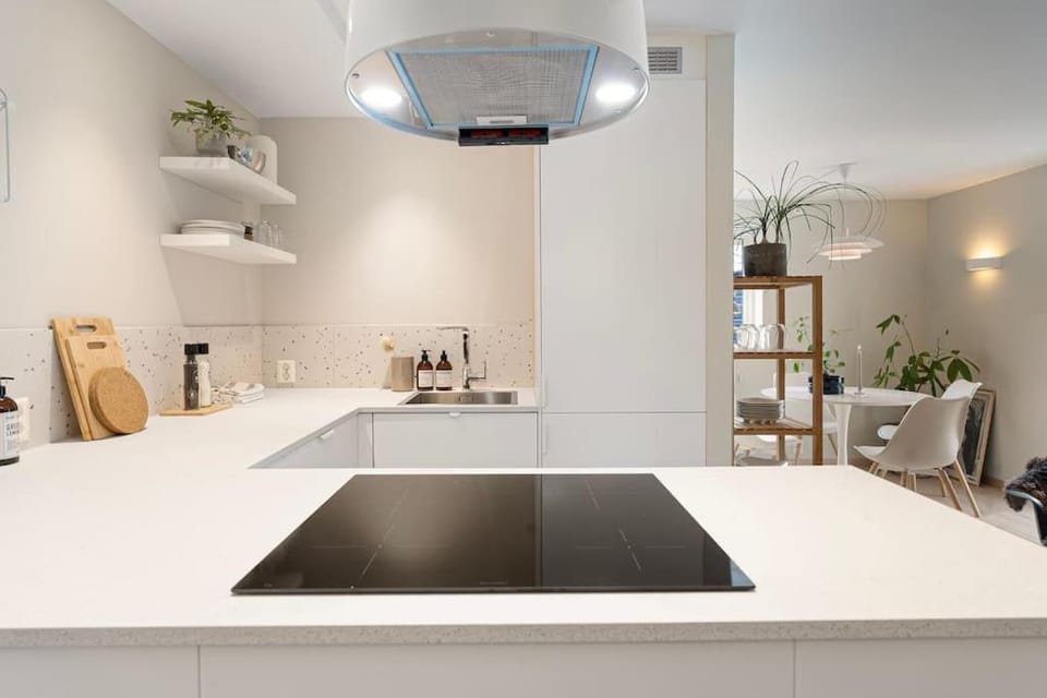 Kitchen or kitchenette, Dining area, stove