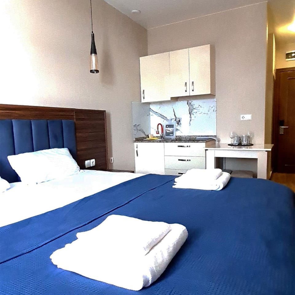 Bed, Kitchen or kitchenette, Photo of the whole room, towels