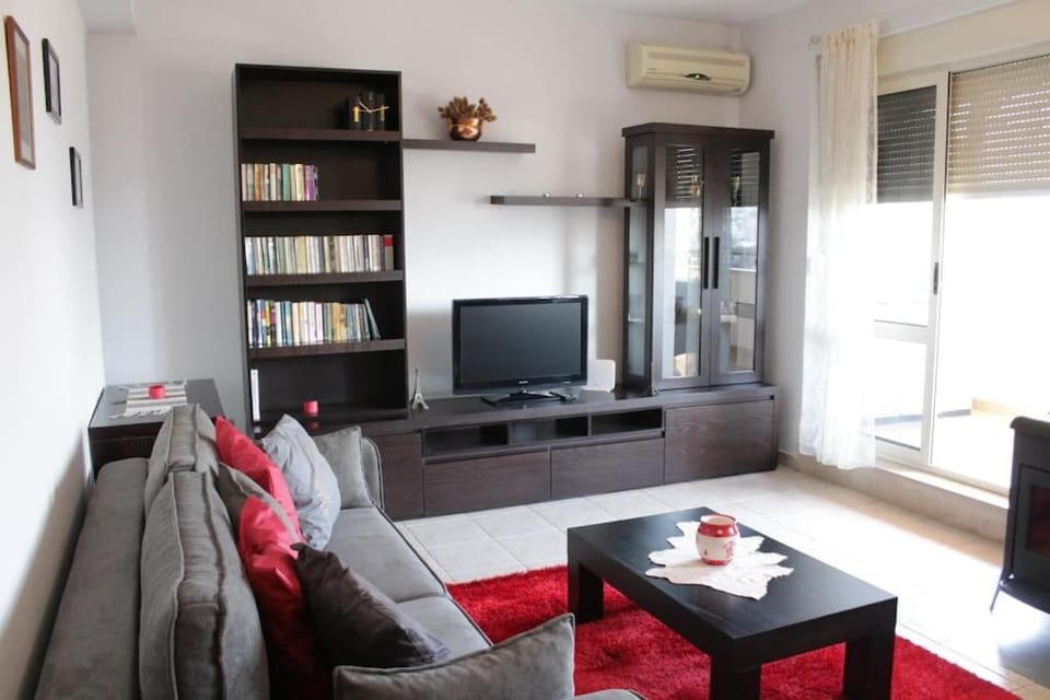 Communal lounge/ TV room, Library, Living room, Seating area, Evening entertainment, air conditioner