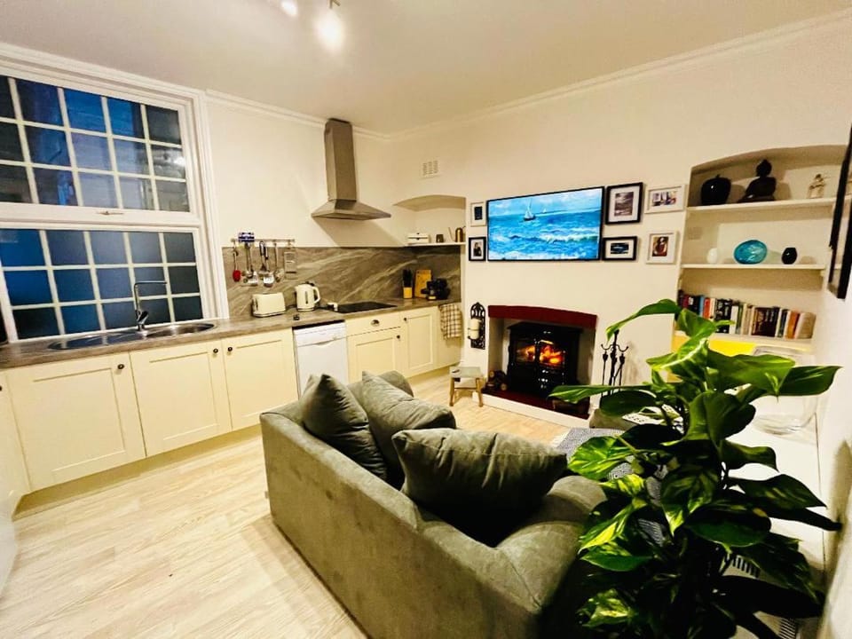 Kitchen or kitchenette, Seating area