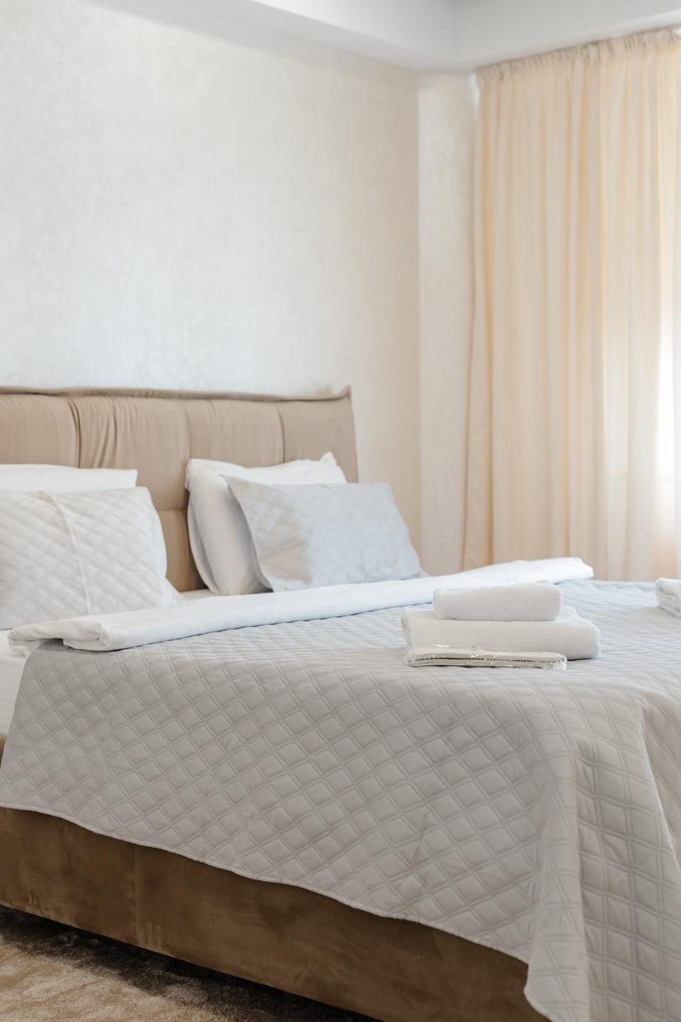 Bed, Bedroom, towels