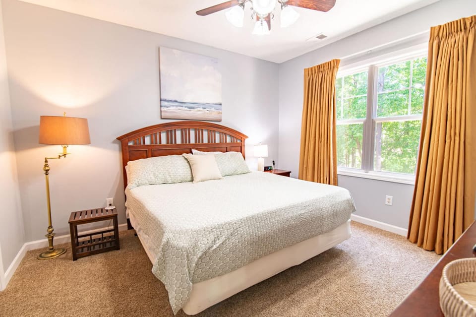 Pet Friendly Golf Paradise w Huge Pool and Hot Tub House in North Myrtle Beach