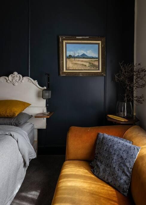 Quiet luxury in a riverside miners cottage House in Tasmania