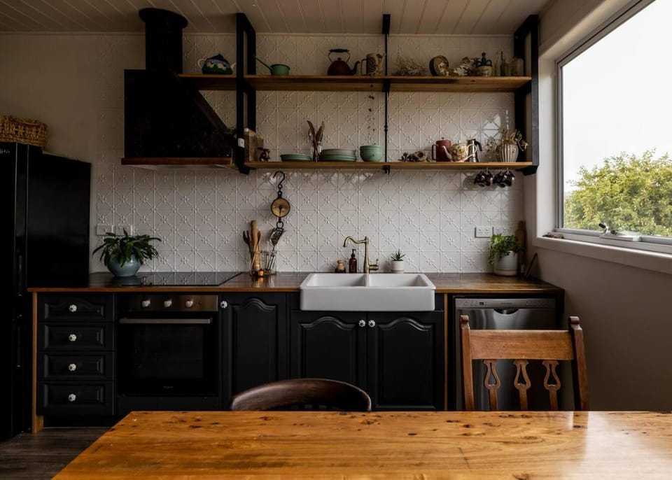 Quiet luxury in a riverside miners cottage House in Tasmania