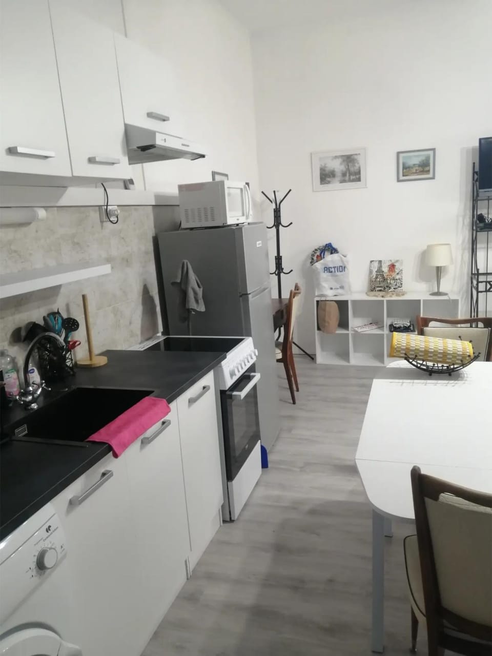 Kitchen or kitchenette, Living room