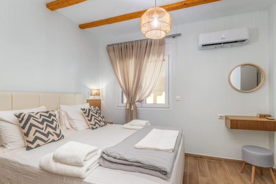 Bed, Bedroom, towels, air conditioner
