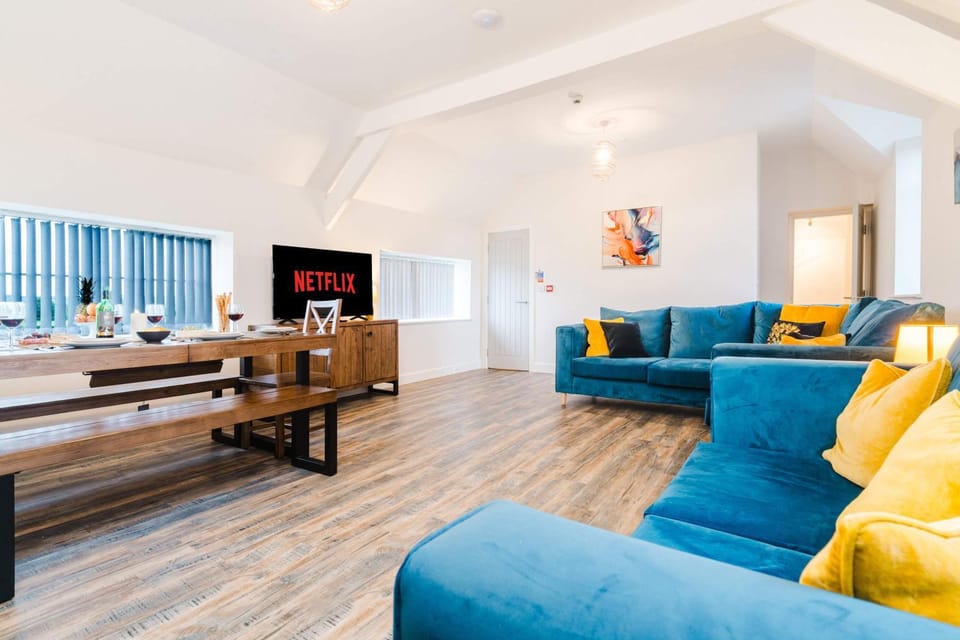 TV and multimedia, Living room, Seating area, Dining area