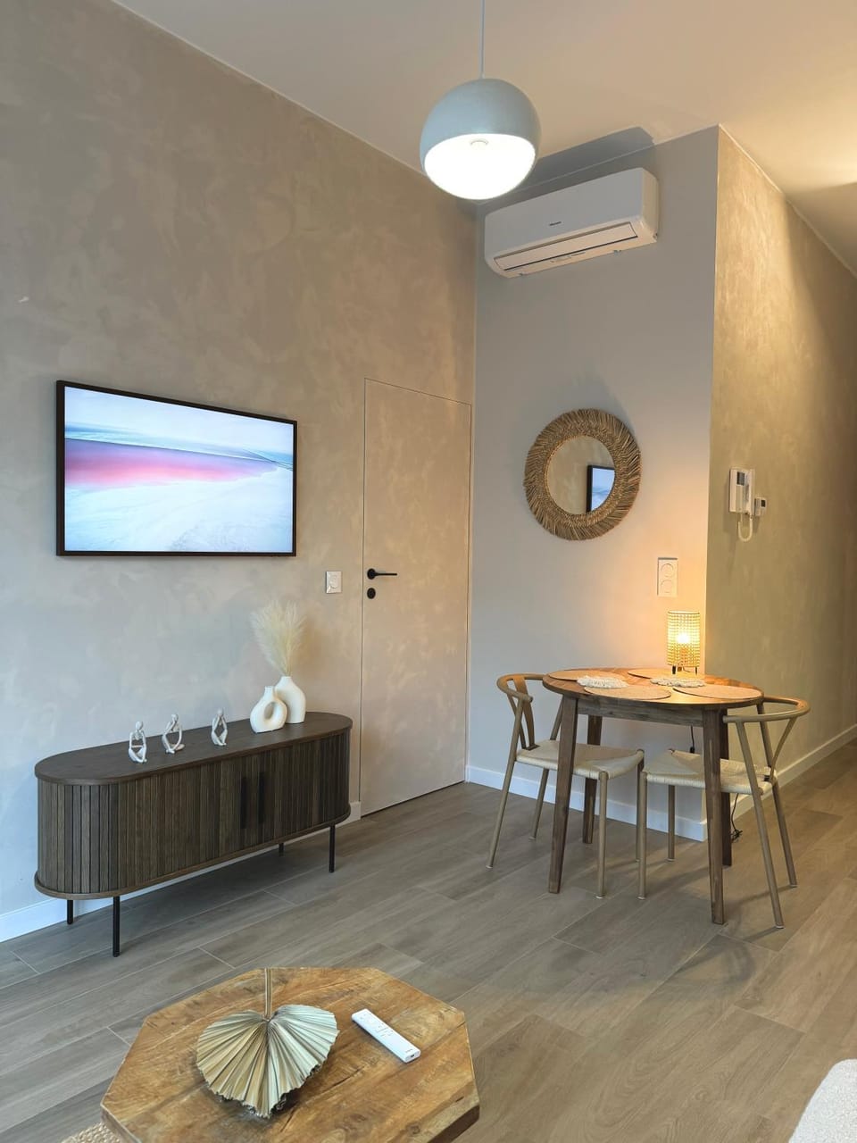 TV and multimedia, Living room, Dining area, air conditioner