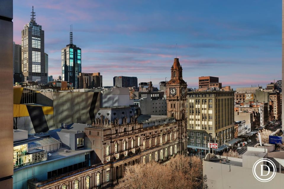 Nearby landmark, City view, Street view, Location
