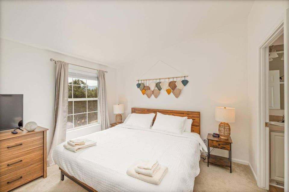 HIlltop Oasis with games, hot tub, Fire-pit, Deck, Views House in Oakhurst