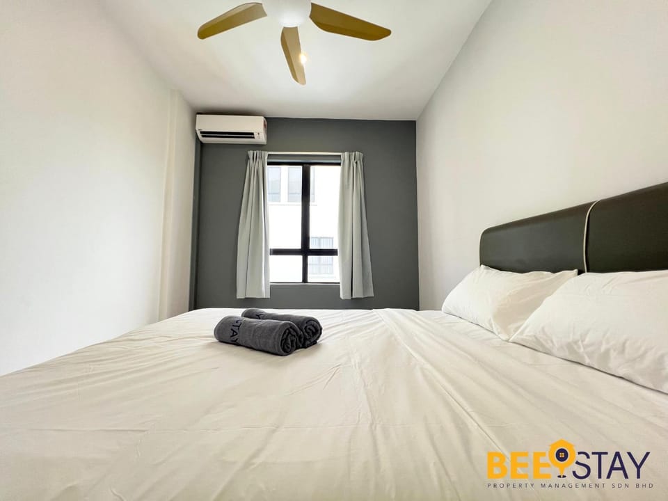 Bed, Bedroom, towels, air conditioner